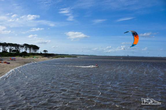 Kitesurfista aproveita o vento na Laguna Garzon, a meio caminho entre Punta del Este e La Pedrera, no litoral do Uruguai